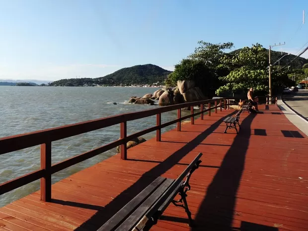 FONTE DA IMAGEM: https://g1.globo.com/sc/santa-catarina/verao/2013/noticia/2013/01/por-do-sol-de-sambaqui-e-o-mais-lindo-da-ilha-de-sc-diz-pescador.html